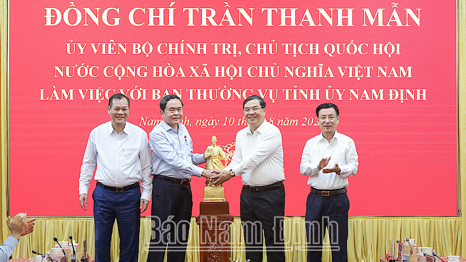 Các đồng chí Thường trực Tỉnh ủy tặng đồng chí Chủ tịch Quốc hội bức tượng Quốc công Tiết chế Hưng Đạo Đại vương Trần Quốc Tuấn. 
