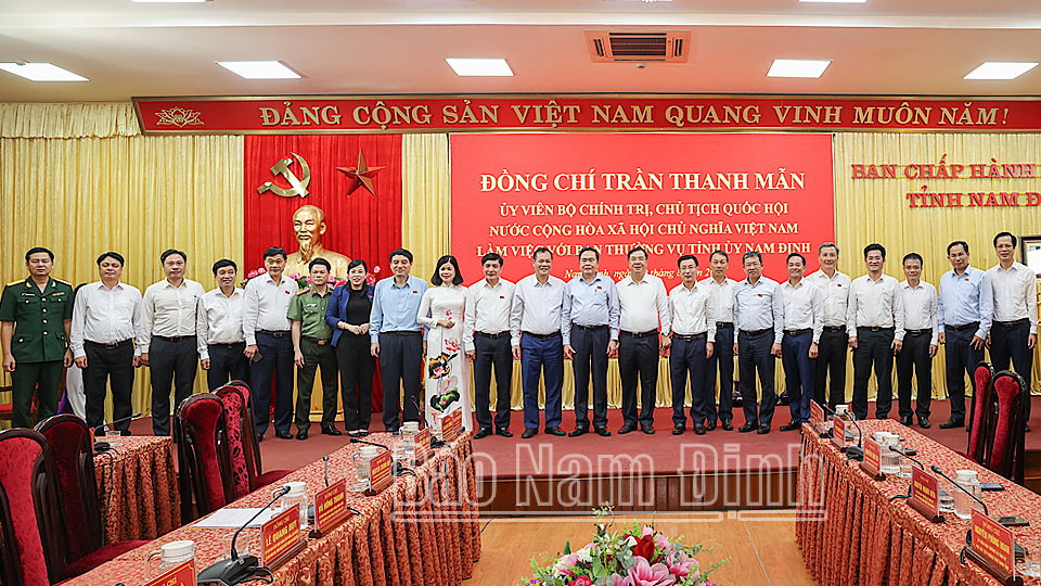 Đồng chí Chủ tịch Quốc hội Trần Thanh Mẫn và Đoàn công tác của Quốc hội chụp ảnh lưu niệm với các đồng chí lãnh đạo tỉnh. 
