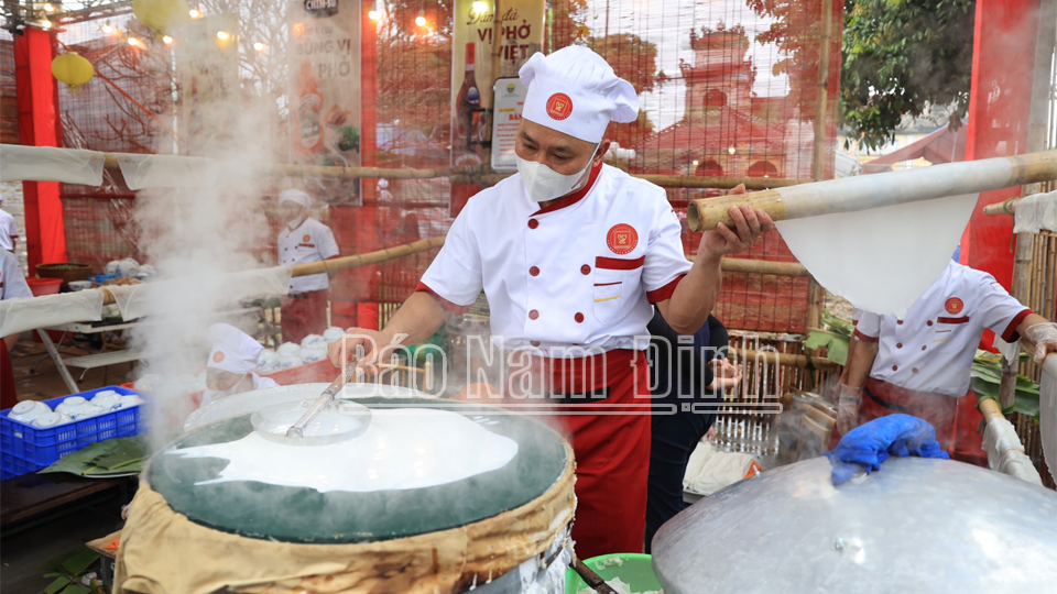 Nghệ nhân làng Vân Cù, xã Đồng Sơn (Nam Trực) thực hiện công đoạn tráng bánh phở tại sự kiện Festival Phở 2024 tổ chức tại Nam Định
