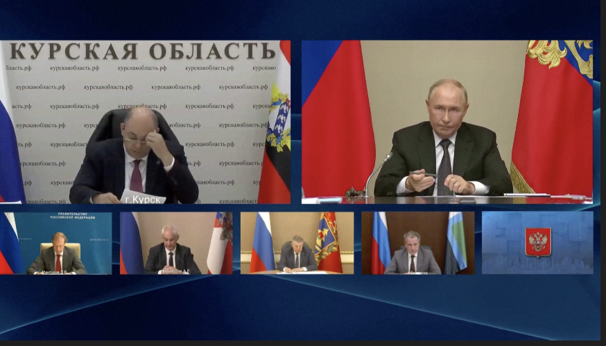 Quyền Thống đốc tỉnh Kursk, ông Alexei Smirnov (hàng trên, bên trái) báo cáo Tổng thống Vladimir Putin và các thành viên Hội đồng An ninh Liên bang Nga ngày 12/8/2024. Ảnh cắt từ clip của Reuters
