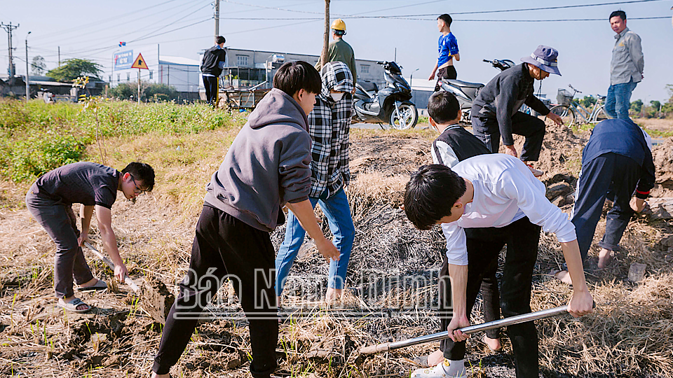 Tác phẩm tham dự giải báo chí Búa Liềm vàng lần thứ IX-2024: Tháo gỡ khó khăn trong phát triển Đảng ở địa bàn dân cư