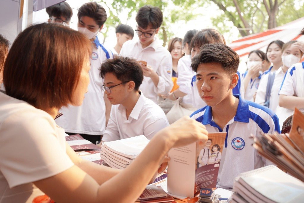 Tuyển sinh đại học 2024: Dự báo điểm chuẩn tăng mạnh