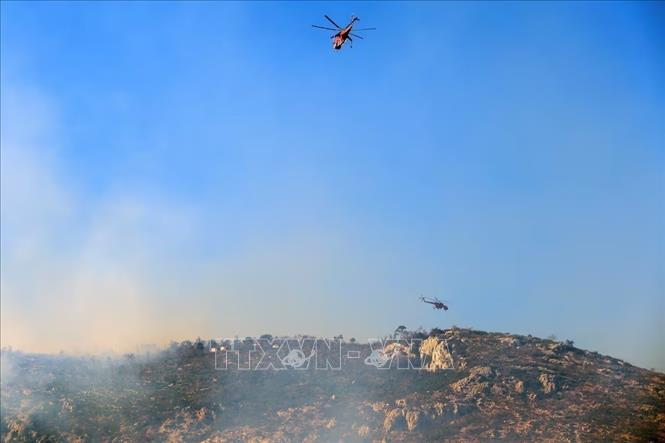 Trực thăng cứu hỏa tham gia dập đám cháy rừng gần Athens, Hy Lạp. Ảnh minh họa: Reuters/TTXVN
