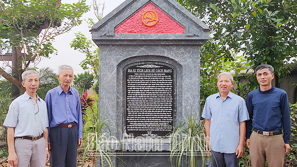 Đảng viên chi bộ thôn Nhất Giáp bên Bia di tích ghi danh ngày thành lập chi bộ Hào Kiệt tại Chùa Ru, xã Liên Minh (Vụ Bản).