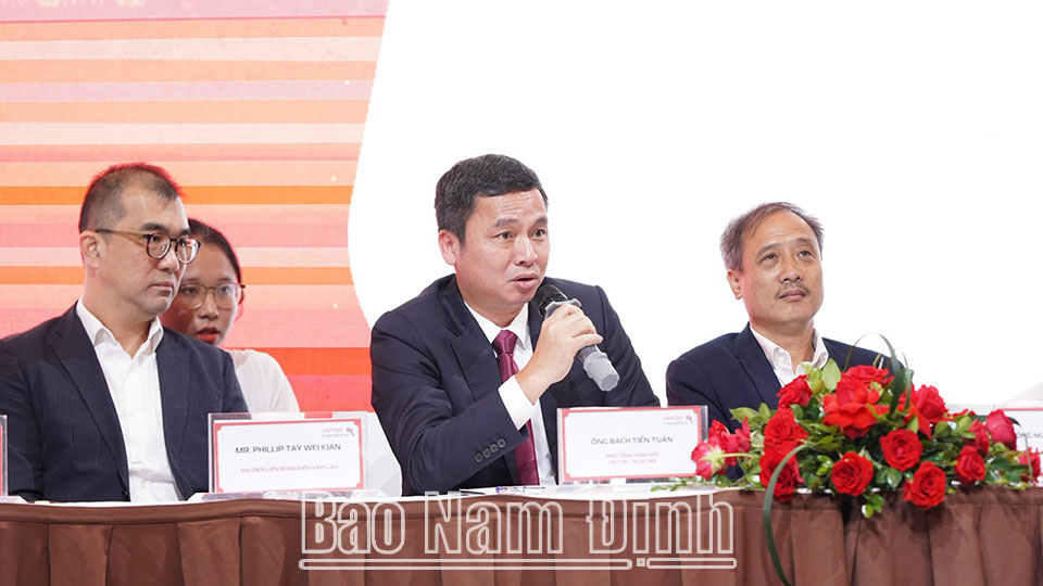 Ông Bạch Tiến Tuân, Phó Tổng Giám đốc Viettel Telecom trả lời hỏi đáp báo chí tại họp báo. 