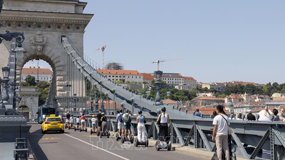 Du khách thăm quan cầu Xích Szechenyi bắc qua sông Danube, Hungary. Ảnh tư liệu: THX/TTXVN
