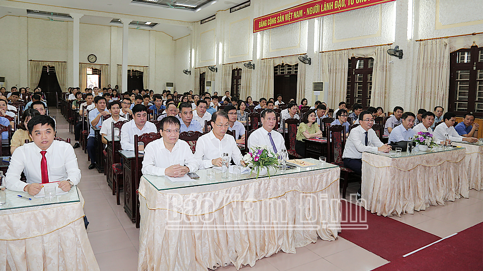 Đồng chí Lê Quốc Chỉnh, Phó Bí thư Thường trực Tỉnh ủy, Chủ tịch HĐND tỉnh, Trưởng đoàn Đoàn đại biểu Quốc hội tỉnh và các đồng chí lãnh đạo tham dự lễ khai mạc lớp học. 
