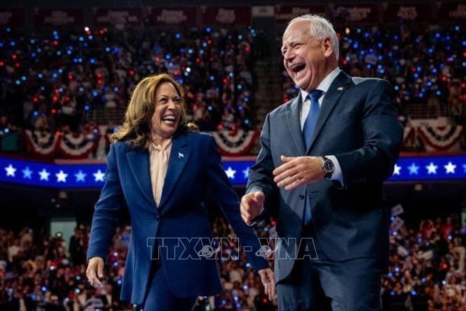 Phó Tổng thống Mỹ Kamala Harris (trái) và Thống đốc bang Minnesota Tim Walz tại chiến dịch vận động tranh cử ở Philadelphia, Pennsylvania, Mỹ, ngày 6/8/2024. Ảnh: Getty Images/TTXVN
