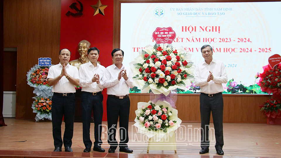 Đồng chí Phó Chủ tịch UBND tỉnh Trần Lê Đoài tặng lẵng hoa chúc mừng ngành GD và ĐT.  

