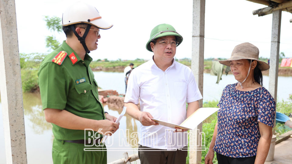 Lãnh đạo UBND huyện và Công an huyện Nghĩa Hưng tuyên truyền chủ trương thu hồi đất với người dân khu vực Cồn Xanh. 