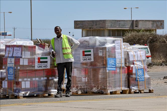 Nhân viên chuyển hàng cứu trợ nhân đạo của UAE tại sân bay Port Sudan, Sudan, ngày 5/5/2023. Ảnh: AFP/TTXVN
