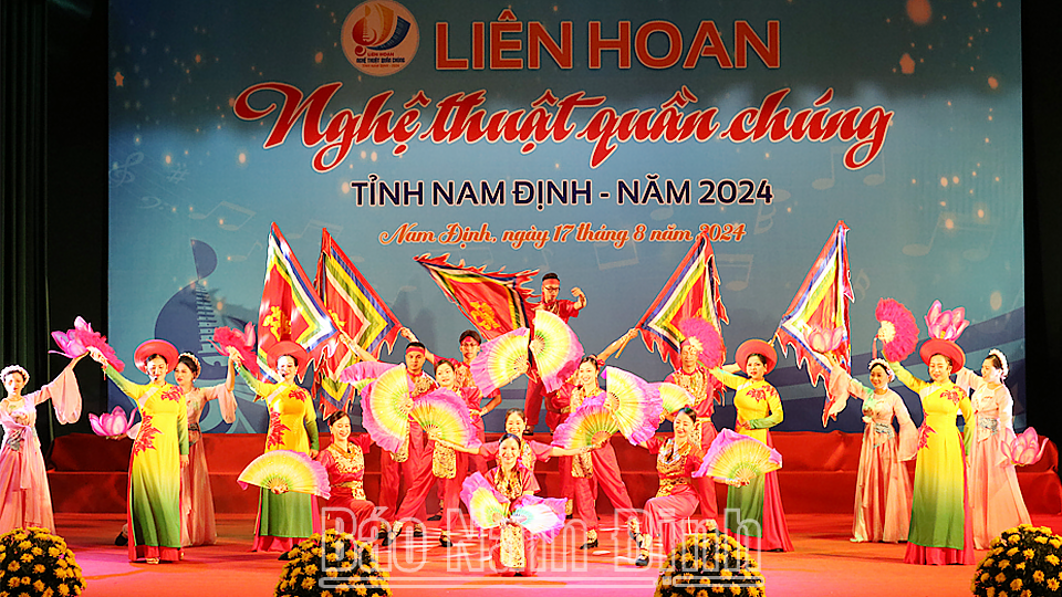 Chương trình biểu diễn văn nghệ của Trung tâm Văn hóa, Điện ảnh và Triển lãm tỉnh khai mạc Liên hoan Nghệ thuật quần chúng tỉnh năm 2024.
