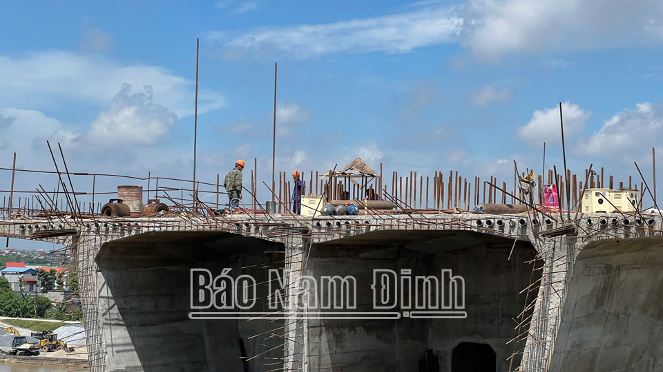 Thi công hạng mục cầu Lạc Quần trên tuyến đường bộ mới Nam Định - Lạc Quần - Đường bộ ven biển.