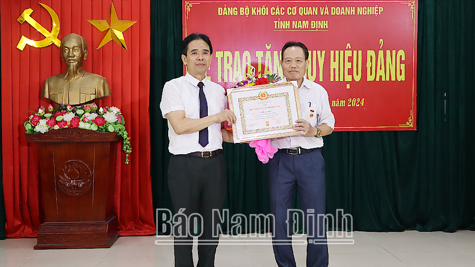 Đảng ủy Khối Các cơ quan và Doanh nghiệp tỉnh tổ chức Lễ trao tặng Huy hiệu Đảng đợt 2/9