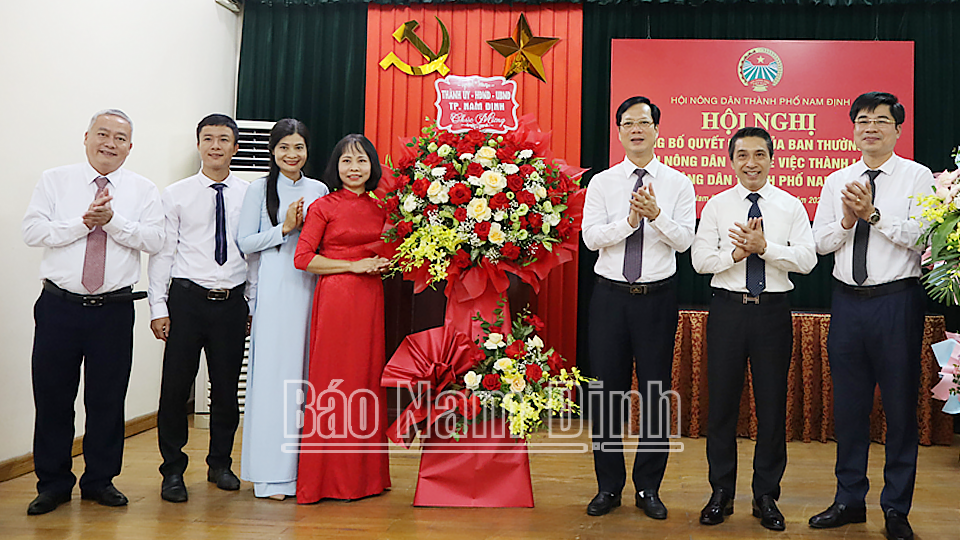 Đồng chí Nguyễn Anh Tuấn, Ủy viên Ban TVTU, Bí thư Thành ủy, Chủ tịch HĐND thành phố Nam Định và các đồng chí lãnh đạo thành phố tặng hoa chúc mừng Hội Nông dân thành phố Nam Định. 
