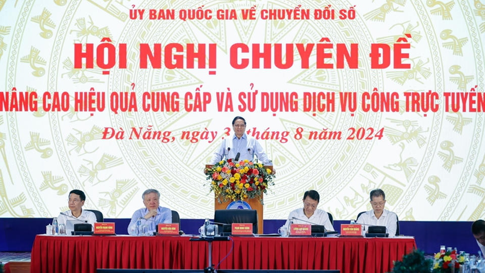 Thủ tướng đến dự và chủ trì Hội nghị toàn quốc nâng cao hiệu quả cung cấp và sử dụng dịch vụ công trực tuyến sáng 31/8 - Ảnh: VGP/Nhật Bắc

