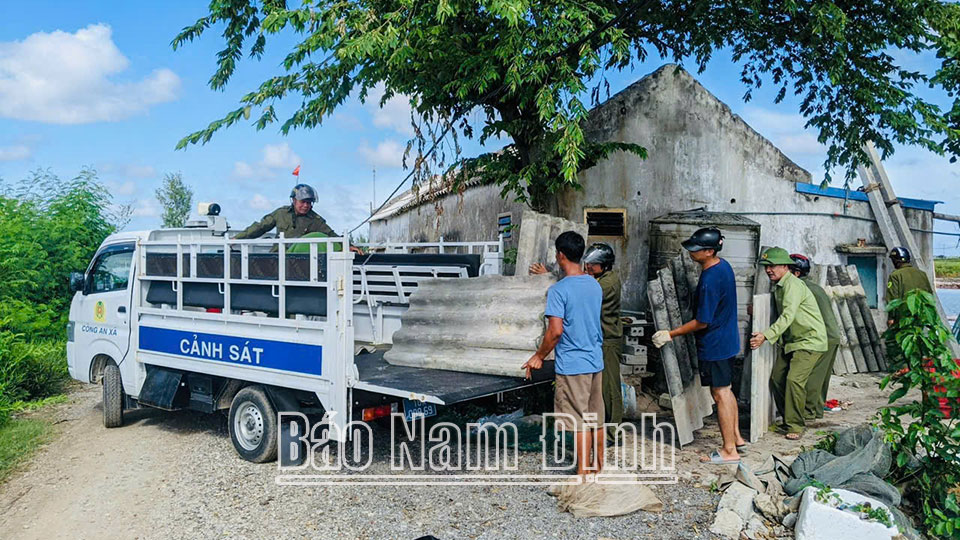 Lực lượng Công an và lực lượng tham gia bảo vệ an ninh trật tự ở cơ sở hỗ trợ người dân khu vực Cồn Xanh, huyện Nghĩa Hưng dọn dẹp mặt bằng để thi công các dự án của Tập đoàn Xuân Thiện.