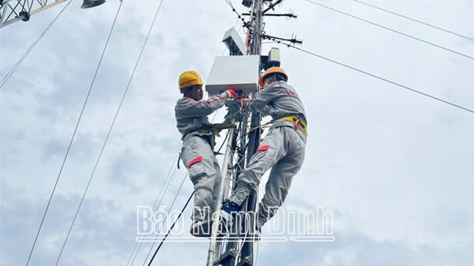 Nhân viên kỹ thuật Viettel lắp đặt trạm phát sóng 5G. 