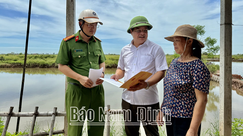 Lãnh đạo huyện Nghĩa Hưng cùng lực lượng chức năng tiếp tục tuyên truyền, vận động để người dân hiểu rõ lợi ích các dự án tại khu vực Cồn Xanh sẽ đem lại sau đầu tư, đi vào hoạt động để người dân đồng thuận, ủng hộ chủ trương thu hồi đất, phát triển công nghiệp của tỉnh. 