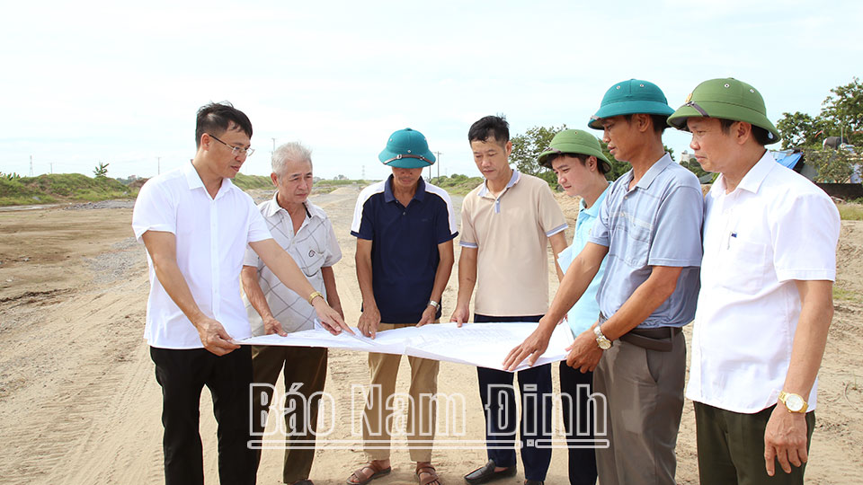 Lãnh đạo xã Nam Hoa tuyên truyền, giải thích với người dân xóm An Phát về dự án tuyến đường bộ mới Nam Định - Lạc Quần - Đường bộ ven biển.