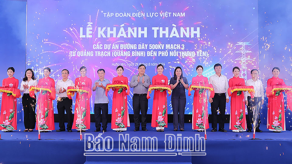 Các đồng chí: Phạm Gia Túc, Ủy viên BCH Trung ương Đảng, Bí thư Tỉnh ủy; Phạm Đình Nghị, Phó Bí thư Tỉnh ủy, Chủ tịch UBND tỉnh; Hà Lan Anh, TUV, Phó Chủ tịch UBND tỉnh và các đại biểu cắt băng khánh thành dự án đường dây 500 KV mạch 3 từ Quảng Trạch (Quảng Bình) đến Phố Nối (Hưng Yên). 