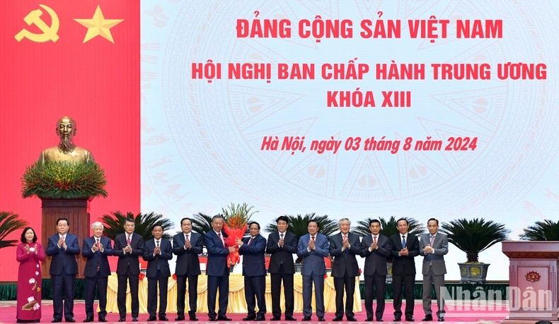 Ủy viên Bộ Chính trị, Thủ tướng Phạm Minh Chính thay mặt các đồng chí Lãnh đạo chủ chốt, Lãnh đạo cấp cao của Đảng, Nhà nước tặng hoa chúc mừng đồng chí Tô Lâm được bầu giữ chức Tổng Bí thư Ban Chấp hành Trung ương Đảng Cộng sản Việt Nam khóa XIII. 