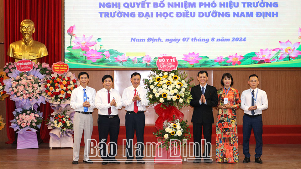 Đồng chí Thứ trưởng Bộ Y tế Nguyễn Tri Thức chúc mừng Trường Đại học Điều dưỡng Nam Định. 