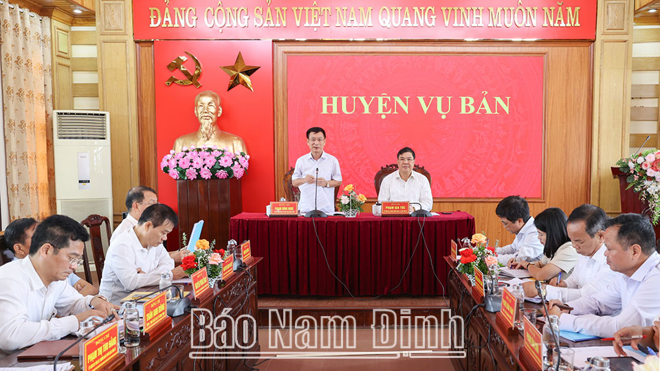 Đồng chí Chủ tịch UBND tỉnh Phạm Đình Nghị phát biểu tại buổi làm việc.