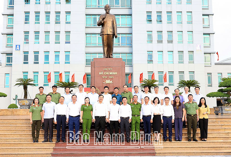 Các đồng chí lãnh đạo tỉnh và lãnh đạo Công an tỉnh chụp ảnh lưu niệm trước Tượng đài Chủ tịch Hồ Chí Minh trong khuôn viên Công an tỉnh. 