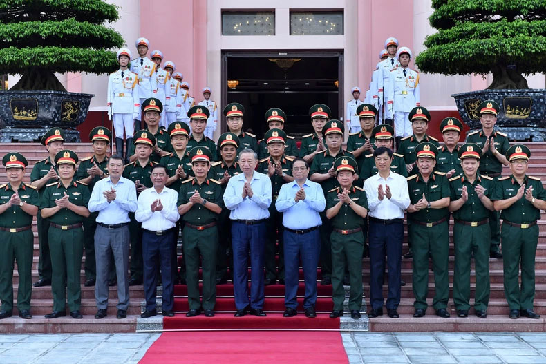 Tổng Bí thư, Chủ tịch nước Tô Lâm; Thủ tướng Chính phủ Phạm Minh Chính; các đồng chí lãnh đạo Đảng, Nhà nước, Quân ủy Trung ương với các đại biểu.