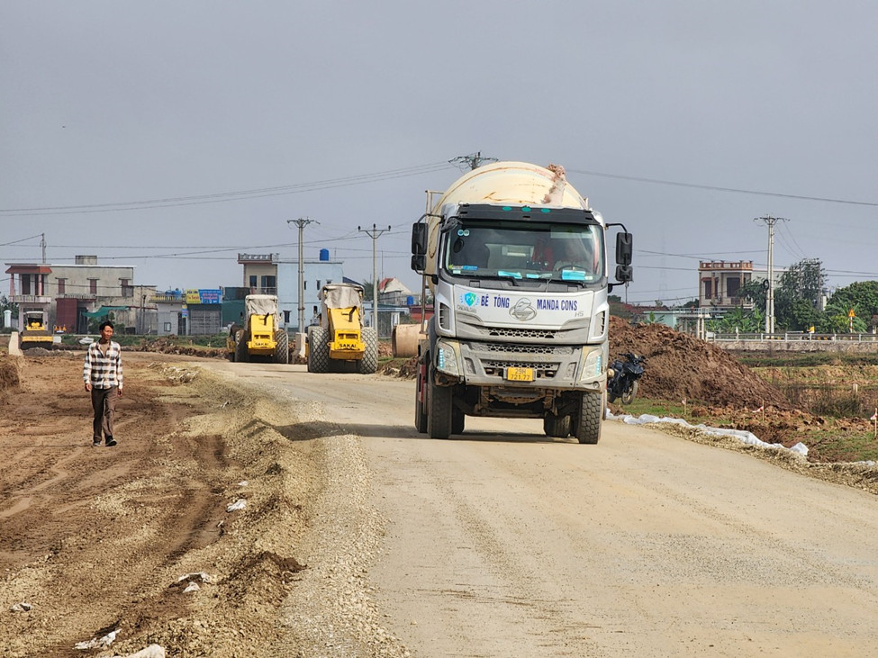 Nhà thầu tập trung máy móc, nhân lực thi công tuyến đường bộ ven biển tỉnh Thái Bình.