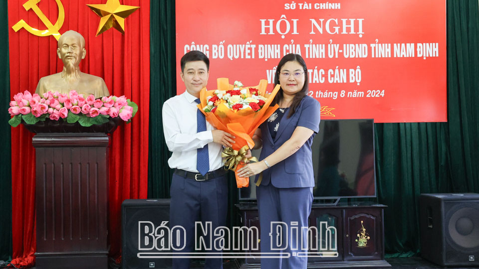 Đồng chí Phó Chủ tịch UBND tỉnh Hà Lan Anh tặng hoa chúc mừng đồng chí Phạm Thanh Bình, Giám đốc Sở Tài chính. 