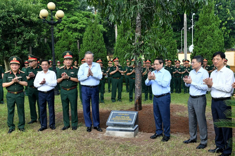 Tổng Bí thư, Chủ tịch nước Tô Lâm; Thủ tướng Chính phủ Phạm Minh Chính và các đồng chí lãnh đạo Đảng, Nhà nước, Quân ủy Trung ương trồng cây lưu niệm trong khuôn viên Trụ sở Bộ Quốc phòng.