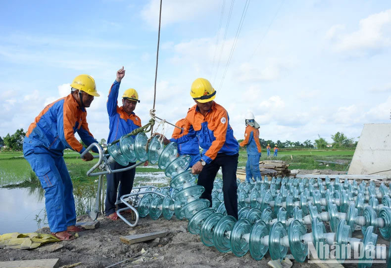 Thi công lắp sứ cách điện Đường dây 500kV mạch 3 Quảng Trạch-Phố Nối trên địa bàn tỉnh Thanh Hóa.