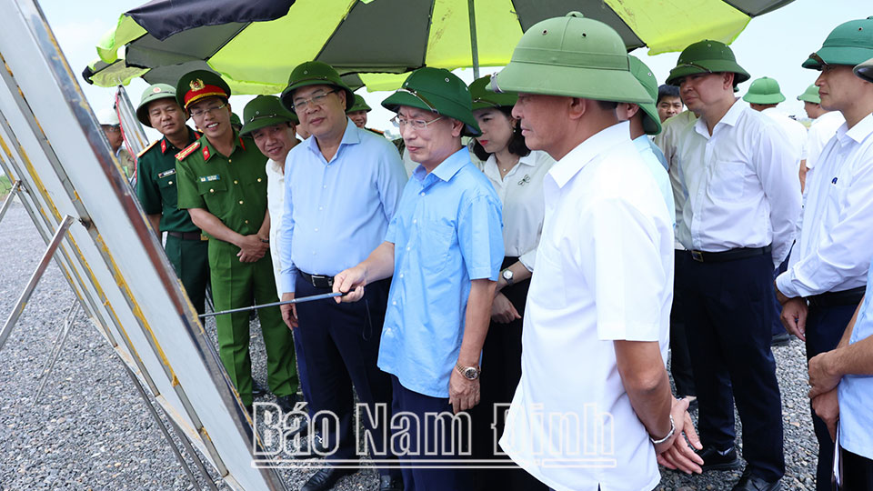 Các đồng chí lãnh đạo tỉnh kiểm tra tiến độ thi công tuyến đường bộ mới Nam Định - Lạc Quần - Đường bộ ven biển tại nút giao xã Trực Tuấn. 