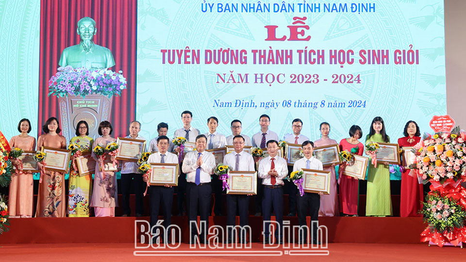 Đồng chí Bí thư Tỉnh ủy Phạm Gia Túc và đồng chí Chủ tịch UBND tỉnh Phạm Đình Nghị tặng Bằng khen cho cán bộ, giáo viên bồi dưỡng học sinh giỏi các môn. (