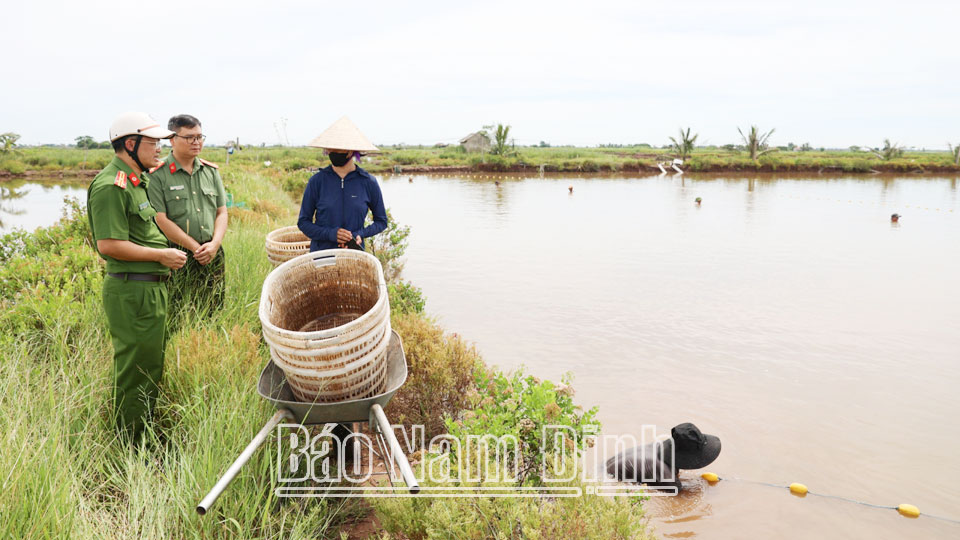 Lực lượng Công an tuyên truyền chủ trương thu hồi đất với người dân khu vực Cồn Xanh.