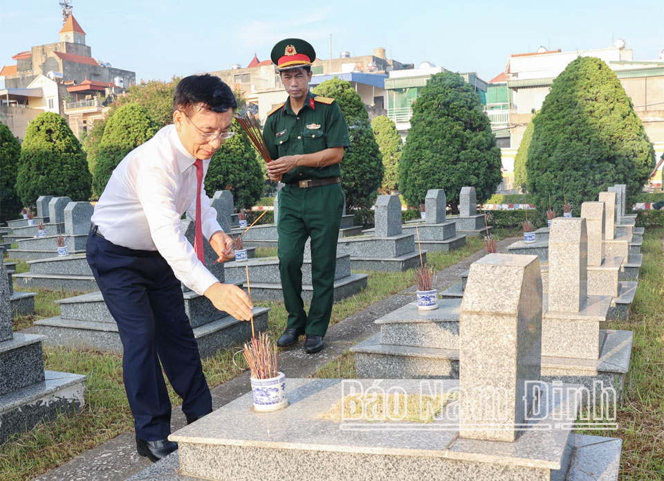 Đồng chí Phạm Đình Nghị, Phó Bí thư Tỉnh ủy, Chủ tịch UBND tỉnh thắp hương phần mộ các Anh hùng Liệt sĩ tại Nghĩa trang Liệt sĩ thành phố Nam Định. 