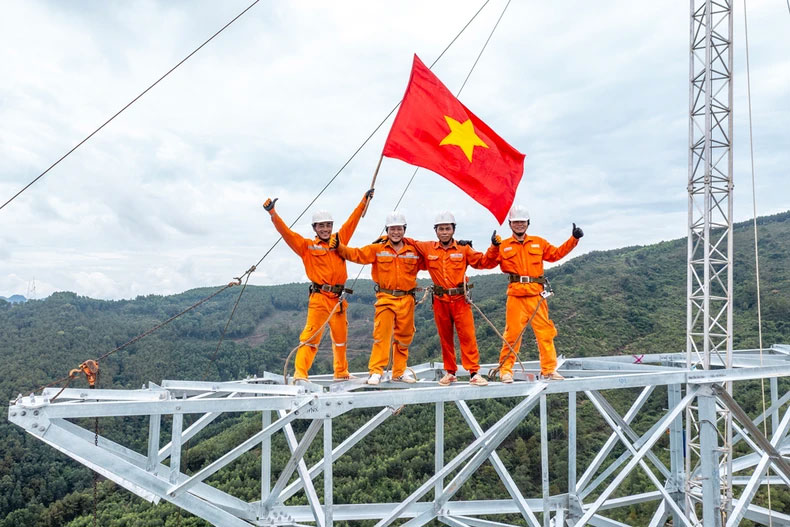 Tinh thần lạc quan của đội ngũ cán bộ, công nhân trên công trình. 