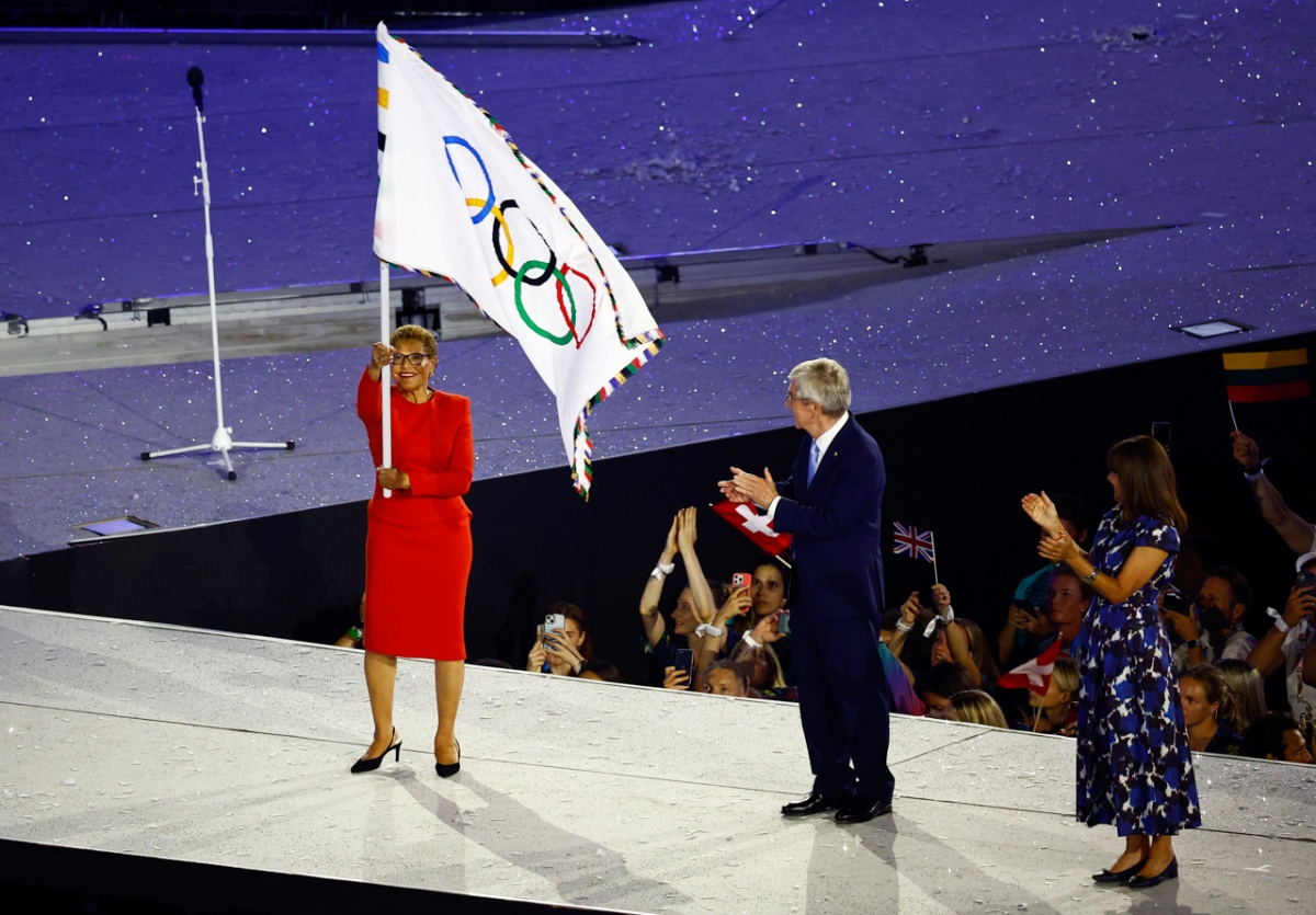 Thị trưởng Thành phố Los Angeles, bà Karen Bass vẫy lá cờ Olympic (Ảnh: Reuters)