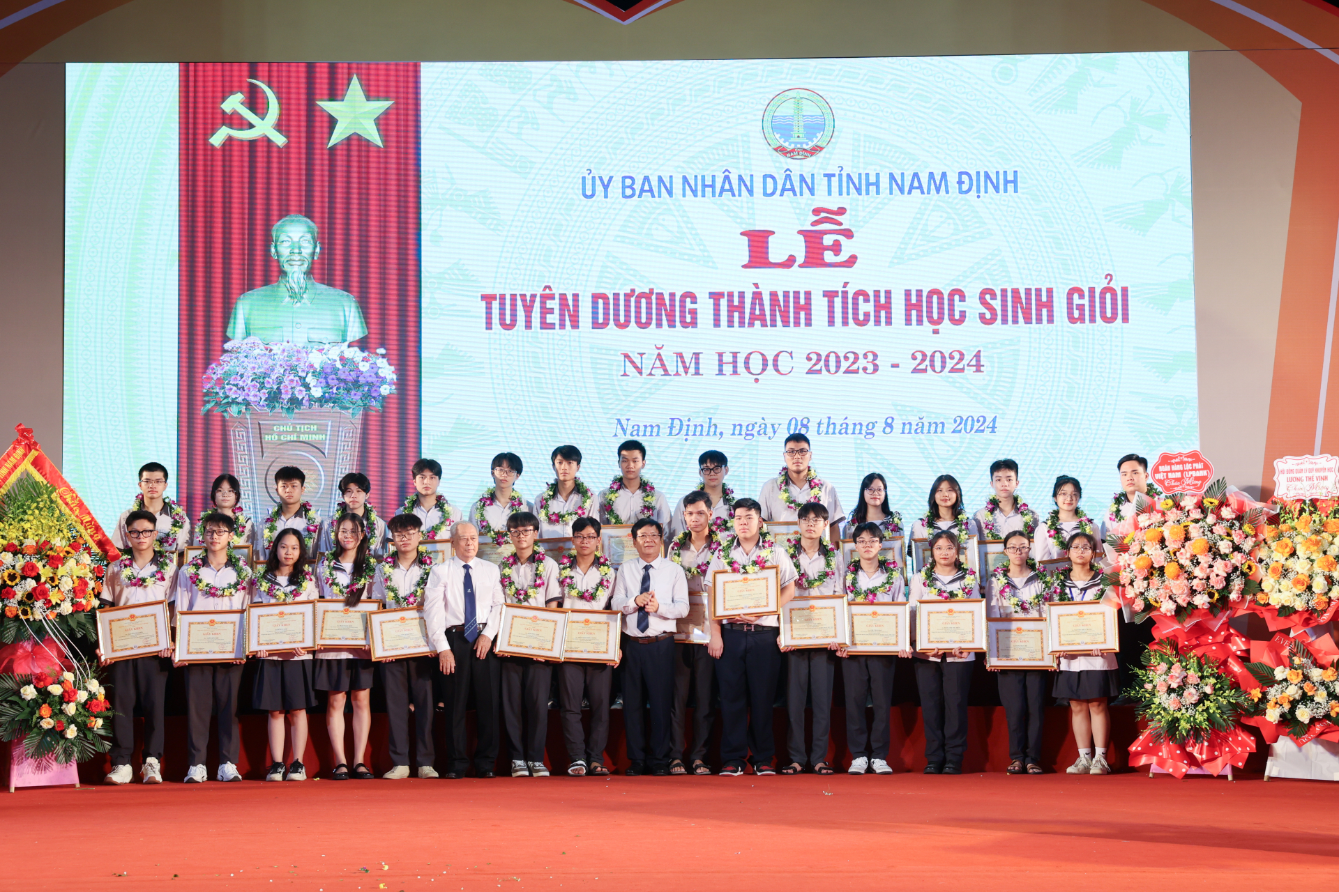 Lãnh đạo Sở Giáo dục và Đào tạo, Hội Khuyến học tỉnh tặng Giấy khen cho học sinh đạt giải Khuyến khích Kỳ thi chọn học sinh giỏi quốc gia và Vòng chung kết Quốc gia cuộc thi vô địch Tin học văn phòng thế giới 2024. 