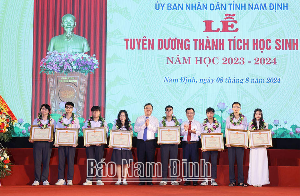 Đồng chí Bí thư Tỉnh ủy Phạm Gia Túc và đồng chí Chủ tịch UBND tỉnh Phạm Đình Nghị tặng Bằng khen cho học sinh đạt giải Nhất Kỳ thi chọn học sinh giỏi quốc gia năm học 2023-2024 và học sinh Thủ khoa toàn quốc tổ hợp khối C00 Kỳ thi tốt nghiệp THPT năm 2024.