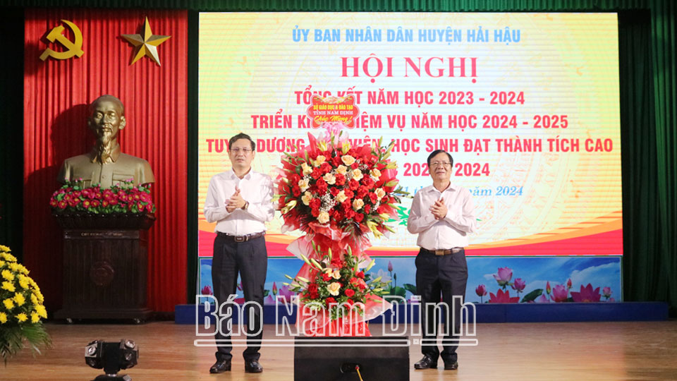 Đồng chí Cao Xuân Hùng, TUV, Giám đốc Sở GD và ĐT tặng hoa chúc mừng ngành GD và ĐT huyện Hải Hậu.