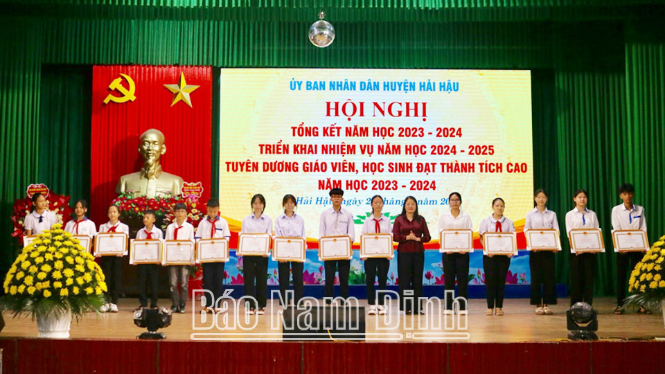 Lãnh đạo UBND huyện Hải Hậu trao Giấy khen và phần thưởng cho học sinh đạt thành tích xuất sắc trong năm học 2023-2024. 