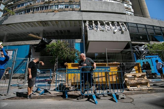 Nhân viên an ninh phong tỏa hiện trường sau vụ tấn công vào một toà nhà ở Tel Aviv của Israel. Ảnh: Vũ Hội - P/v TTXVN tại Isarel