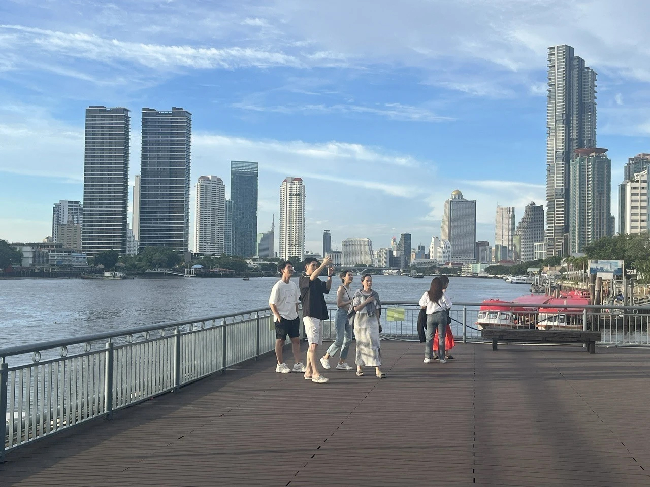 Khách du lịch chụp hình bên bờ sông Chao Phraya, Bangkok, Thái Lan. (Ảnh Huy Tiến/TTXVN)