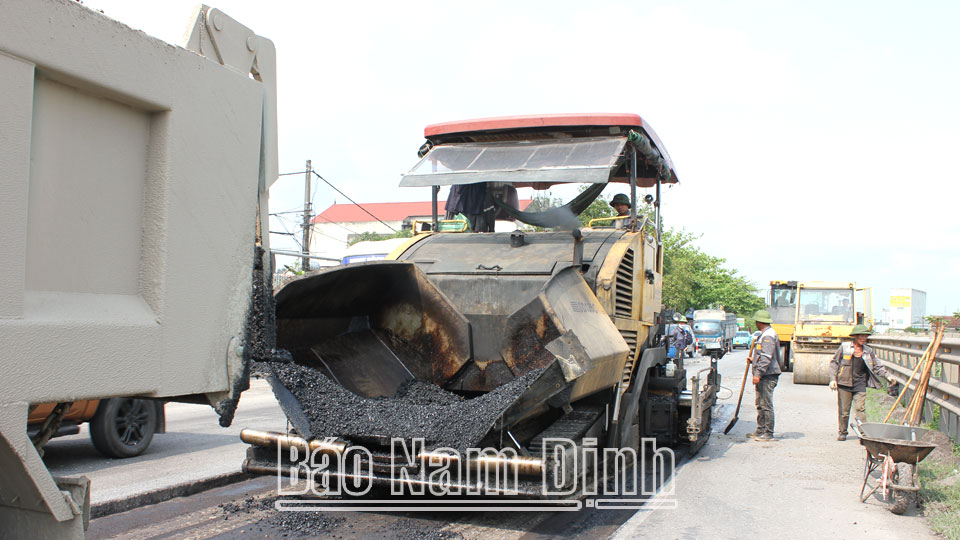 Cải tạo, nâng cấp mặt đường Quốc lộ 10 qua địa phận huyện Vụ Bản tạo thuận lợi cho người và phương tiện lưu thông.