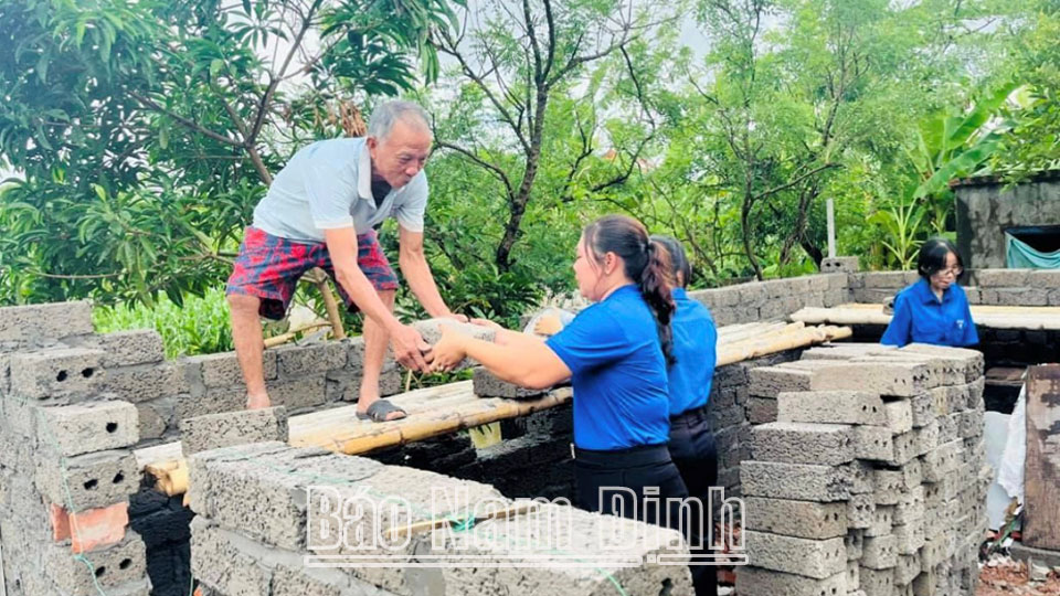 Đoàn Thanh niên xã Giao Tân hỗ trợ thi công nhà tình nghĩa cho bà Vũ Thị Phối, xóm Tân Tiến.