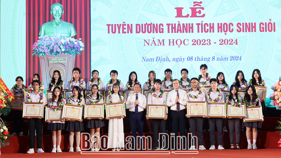 Đồng chí Phó Chủ tịch Thường trực HĐND tỉnh Nguyễn Phùng Hoan và đồng chí Phó Chủ tịch UBND tỉnh Trần Lê Đoài tặng Bằng khen của Chủ tịch UBND tỉnh cho học sinh đạt giải Ba Kỳ thi chọn học sinh giỏi quốc gia và học sinh đoạt giải tại Cuộc thi học sinh, sinh viên với ý tưởng khởi nghiệp.