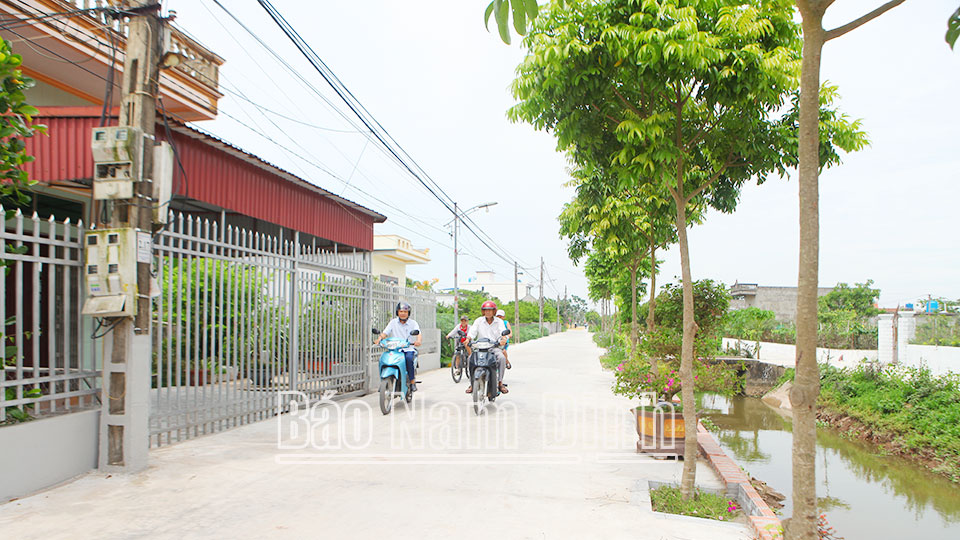 Tuyến đường trục xóm Duyên Trường được đầu tư đạt chuẩn đường nông thôn mới kiểu mẫu.